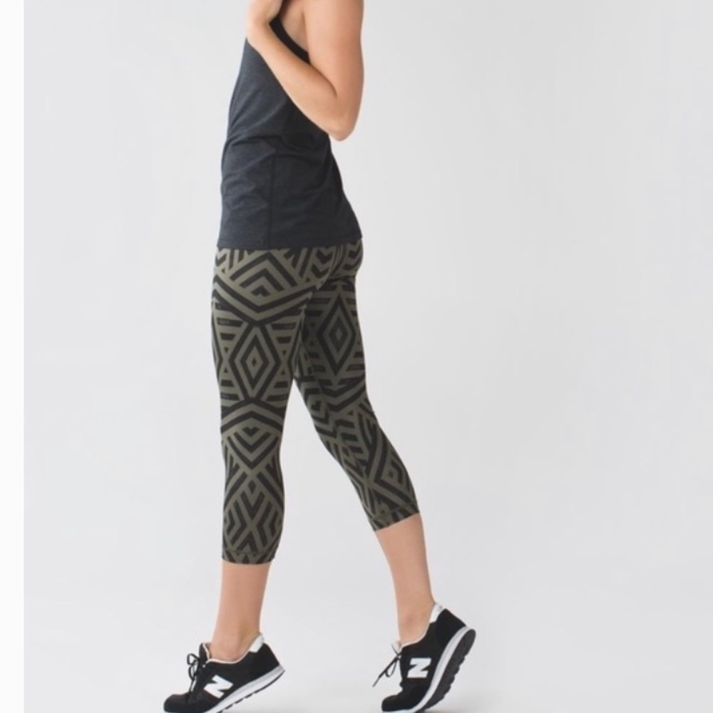 Lululemon Wunder Under Crop II leggings Pants. Size 6
